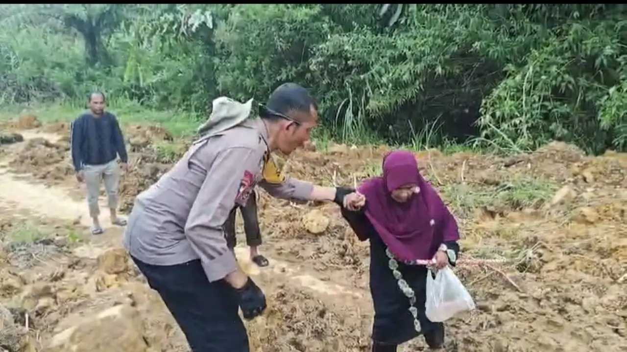 Aiptu Arwin Bantu Korban Banjir Bandang di Bener Meriah.