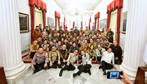 Presiden Joko Widodo (Jokowi) menggelar acara makan siang bersama para menteri kabinet Indonesia Maju di Istana Negara Jakarta, Jumat (18/10/2024). Jokowi turut berpamitan dengan jajaran kabinet karena akan segera pensiun pada 20 Oktober 2024. (Foto: Biro Pers Sekretariat Presiden)