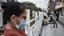 Warga berfoto di jembatan penyeberangan orang (JPO) tanpa atap di kawasan Sudirman, Jakarta, Minggu (4/4/2021). JPO tanpa atap masih menjadi wisata alternatif warga ibu kota dalam menghabiskan waktu akhir pekan untuk berfoto-foto dengan latar belakang gedung perkantoran (merdeka.com/Iqbal S Nugorho