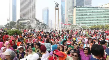 Ratusan emak-emak dari masyarakat pencinta kebaya dan sarung Indonesia saat mengikuti parade di Bundaran HI, Jakarta, Minggu (28/7/2019). Parade tersebut bertujuan untuk mengajak masyarakat agar mencintai busana tradisional khas Indonesia. (Liputan6.com/Angga Yuniar)