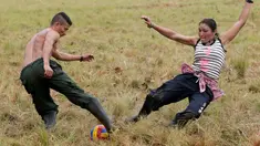 Pejuang dari Angkatan Bersenjata Revolusioner Kolombia (FARC) bermain sepak bola di sebuah kamp di mana mereka mempersiapkan diri untuk meratifikasi kesepakatan damai dengan pemerintah, di Yari Plains, Kolombia, (19/9). (REUTERS/John Vizcaino)