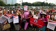 Massa dari Perempuan Peduli Indonesia menggelar aksi mendukung pengesahan Perppu Ormas di depan Gedung DPR RI, Jakarta, Kamis (27/7). Dalam aksinya, para ibu itu mendesak pemerintah untuk merealisasikan Perppu No 2 Tahun 2017. (Liputan6.com/Johan Tallo)