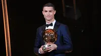 Bintang Real Madrid asal Portugal, Cristiano Ronaldo, dinobatkan sebagai peraih Ballon d'Or 2017 di Menara Eiffel, Paris, Jumat (8/12/2017). Gelar Ballon d'Or kelima bagi CR7 ini sekaligus menyamai raihan Ballon d'Or milik Messi. (AFP/Franck Faugere)