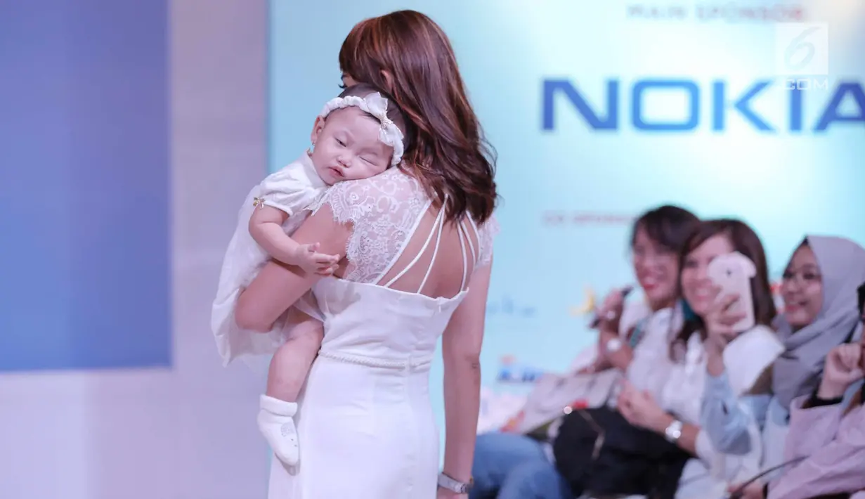 Ibu bersama anaknya berpose saat mengikuti fashion show Fabalous Mom and Kids 2018 di Fimela Fuchsia Market 2018 di Kota Kasablanka, Jakarta (27/5). (Liputan6.com/Faizal Fanani)