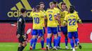 Para pemain Cadiz merayakan gol yang dicetak ke gawang Barcelona pada laga Liga Spanyol di Stadion Ramon Carranza, Minggu (6/12/2020). Barcelona takluk dengan skor 1-2. (AP/Alvaro Rivero)