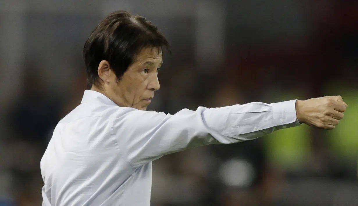 Pelatih Thailand, Akira Nishino, saat melawan Indonesia pada laga kualifikasi Piala Dunia 2022 di SUGBK, Jakarta, Selasa (10/9). Indonesia takluk 0-3 dari Thailand. (Bola.com/M Iqbal Ichsan)