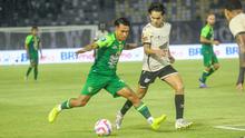 Winger Persebaya Surabaya, Kasim Botan mendapatkan penjagaan ketat dari pemain PSM Makassar, Victor Dethan dalam laga BRI Liga 1 2024/2025 di Stadion Gelora Bung Tomo, Surabaya, Rabu (23/10/2024). (Bola.com/Aditya Wany)