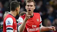 Performa Menurun, Ozil Dibela Mertesacker