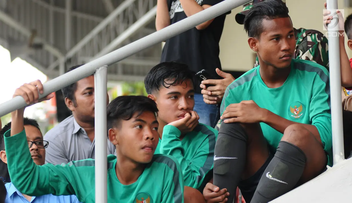 Pemain Timnas Indonesia U-16, Brylian Aldama (tengah) saat nonton bareng laga Timnas U-19 melawan Brunei pada fase grup Piala AFF U-18 jelang pelepasan di Lapangan Atang Sutresna, Jakarta, Rabu (13/9). (Liputan6.com/Helmi Fithriansyah)