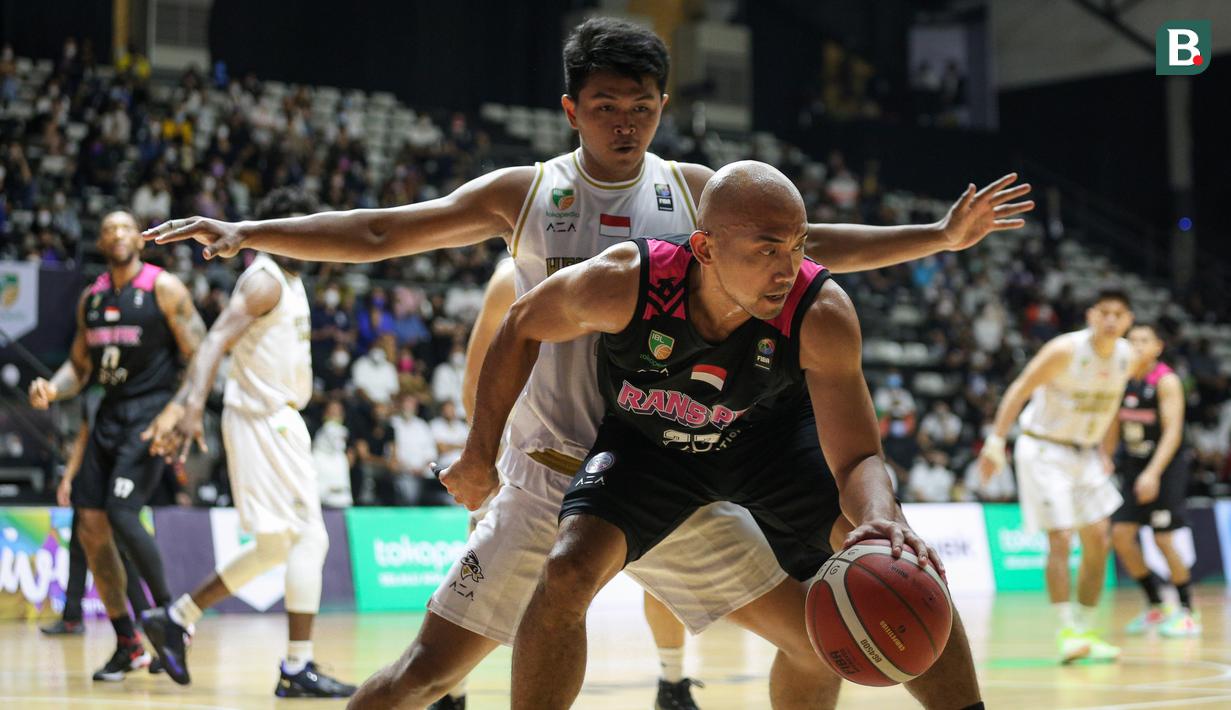 Pemain Rans PIK Basketball, B. Ardiansyah berusaha melewati pemain West Bandits Combiphar Solo saat laga pekan pertama IBL Tokopedia 2022 di Hall Basket Gelora Bung Karno, Senayan, Sabtu (15/01/2022). (Bola.com/Bagaskara Lazuardi)