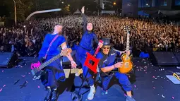 Meski telah mendapatkan somasi, namun dalam akun Instagram resminya, band Kotak masih aktif manggung di luar kota. Ketiga personel Kotak ini bahkan tampak kompak saat berada di atas panggung. (Liputan6.com/IG/@kotakband_)