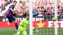Menit ke-32, gol Frenkie de Jong menambah keunggulan Barcelona atas Levante. Tampak dalam foto, gelandang Barcelona asal Belanda, Frenkie De Jong, saat mencetak gol kedua timnya selama pertandingan pekan ke-25 La Liga 2025/2026 melawan Levante UD di Stadion Camp Nou, Minggu 22 Februari 2026. (Josep LAGO/AFP)
