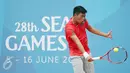 Petenis Indonesia, David Susanto saat tampil melawan petenis Thailand, Sornbutnark di final tunggal putra SEA Games ke-28 di Kallang Tenis Centre, Singapura, MInggu (14/6/2015). David kalah 6-4, 3-6, 3-6. (Liputan6.com/Helmi Fithriansyah)