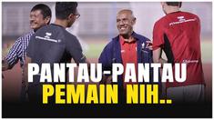 Simon Tahamata, pelatih legendaris yang kini menjadi bagian dari staf pelatih Timnas Indonesia, terlihat hadir di Jakarta untuk memantau langsung sesi latihan skuad Garuda.