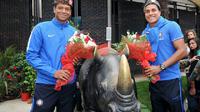 Fredy Guarin dan Jeison Murillo berfoto dengan patung badak bercula satu saat mengunjungi Milan Expo 2015, Kamis (17/9/2015) waktu setempat. (Inter.it)