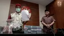 Petugas bersama Ketua KPK Agus Rahardjo (kanan) menunjukkan barang bukti hasil operasi tangkap tangan (OTT) di gedung KPK, Jakarta, Jumat (5/1). (Liputan6.com/Faizal Fanani)