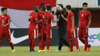 Para pemain timnas Indonesia saat melawan Vietnam di Stadion Maguwoharjo, Sleman. (Bola.com/Nicklas Hanoatubun)