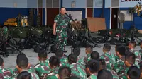 Asops Panglima TNI Mayjen TNI Ganip Warsito memberikan pengarahan kepada sejumlah Prajurit TNI. (Istimewa)