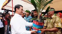 Mentan, Amran Sulaiman menyerahkan tanaman kepada petani di Kabupaten Pasaman Barat, Sumatera Barat.