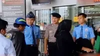 Patroli Bandara Soekarno Hatta yang terdiri dari Polri, TNI serta petugas Angkasa Pura  II memperketat pengamanan di semua terminal.