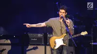 Penampilan John Mayer saat menghibur penggemarnya dalam konser bertajuk John Mayer Asia Tour 2019 di ICE BSD City, Tangerang, Jumat (5/4/2019) malam. John Mayer membuka penampilannya lewat lagu "Belief" dalam konser perdananya di Indonesia . (Fimela.com/Bambang E. Ros)