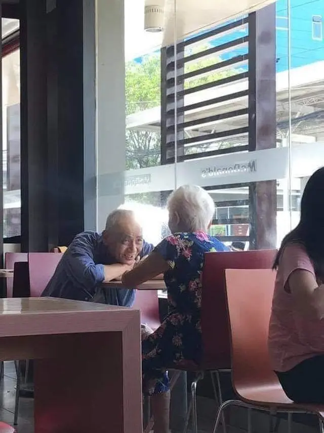 Tetap Mesra, 6 Foto Ini Jadi Bukti Cinta Kakek Nenek Tak Pernah Luntur