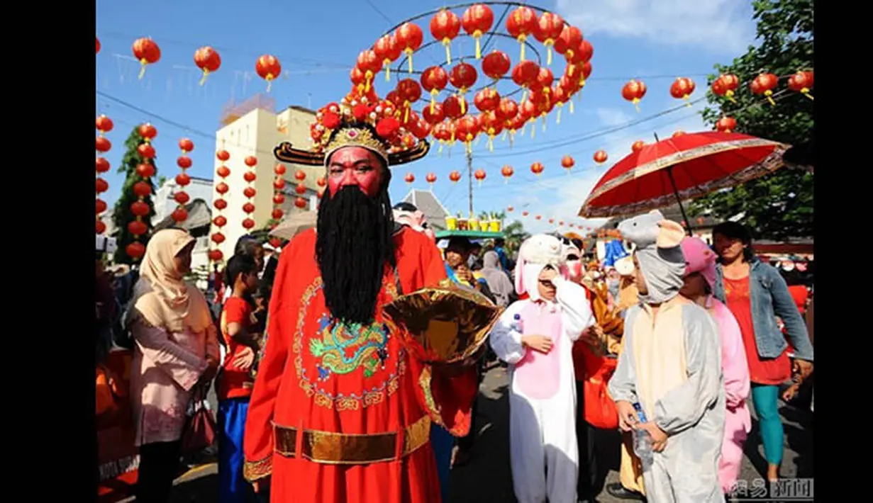 Ribuan warga Surakarta, Indonesia, ikut serta dalam festival Grebeg Sudiro yang digelar jelang perayaan Imlek. (shanghaiist.com)