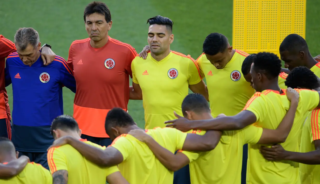 Para pemain Kolombia berdoa sebelum mengikuti sesi latihan di Stadion Spartak di Moskow, Rusia(2/7). Kolombia akan bertanding melawan Inggris pada babak 16 besar Piala Dunia 2018. (AFP Photo/Juan Mabromata)