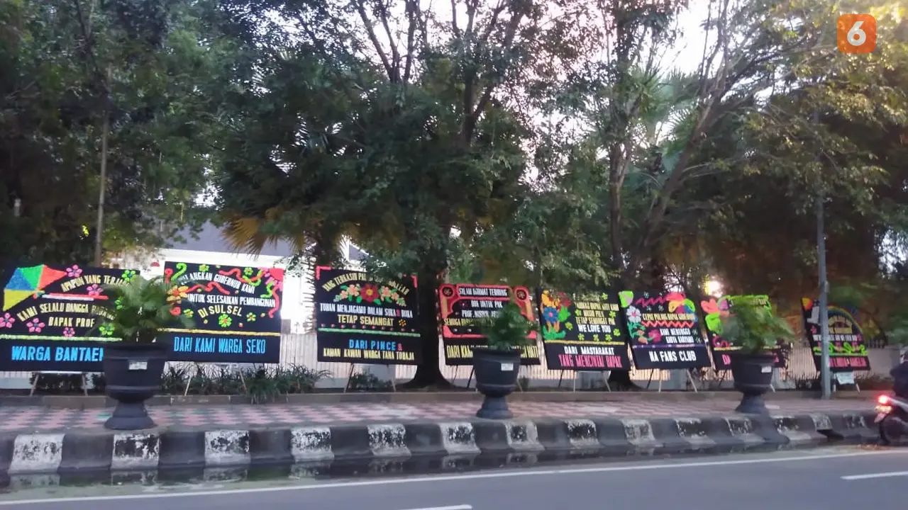 Rujab Gubernur Sulsel Dibanjiri Karangan Bunga (Liputan6.com/Fauzan)