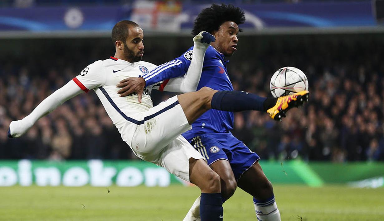 Gelandang PSG, Lucas Moura, berebut bola dengan gelandang Chelsea, Willian. Bermain di kandang The Blues, PSG berhasil menang 2-1. (Reuters/Stefan Wermuth)