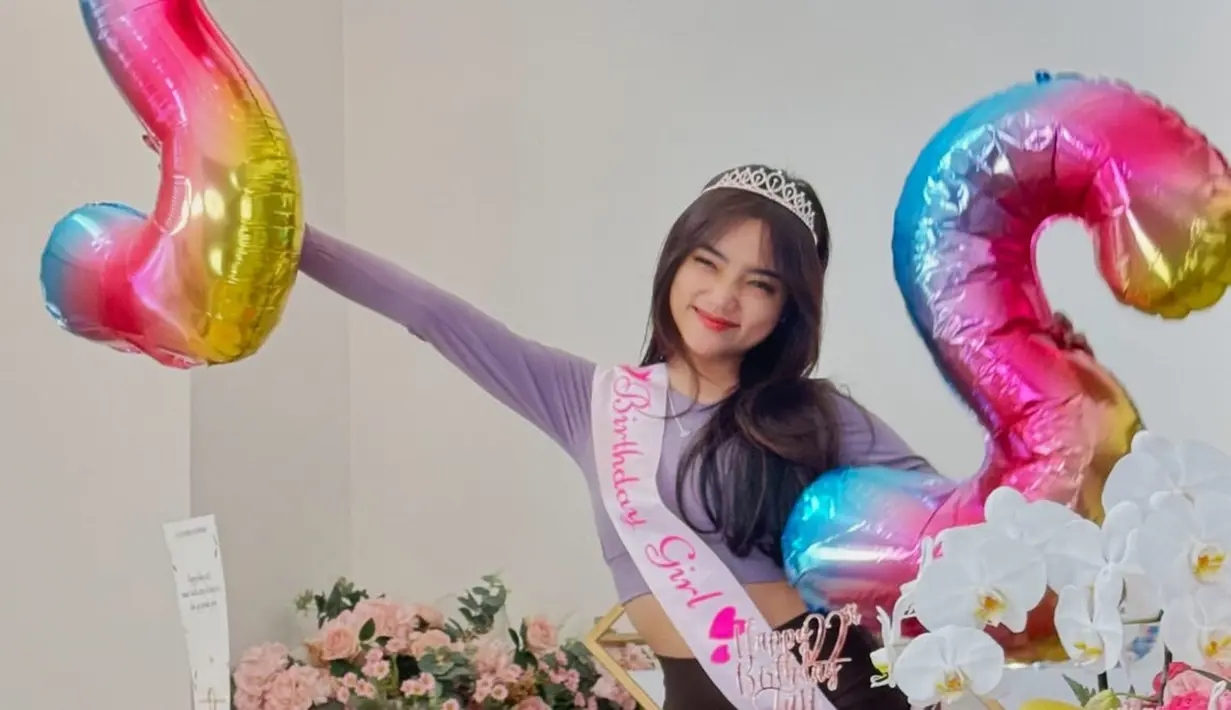 Memakai baju crop top dan rok warna hitam, penampilan simpel Fuji ini curi perhatian. Rambut yang digerai dan wajahnya dipoles dengan polesan makeup natural, Fuji semakin pancarkan pesonanya. Tak hanya kado yang membuatnya tersentuh, surat yang diselipkan di kado dan ucapan sahabatnya di media sosial tentunya lebih bermakna untuk bintang film Bukan Cinderella ini. (Liputan6.com/IG/fuji_an)