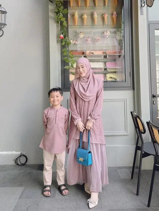 Larissa dan sang anak oun kembali kompak mengenakan pakaian sesuai warna nya. [@larissachou]