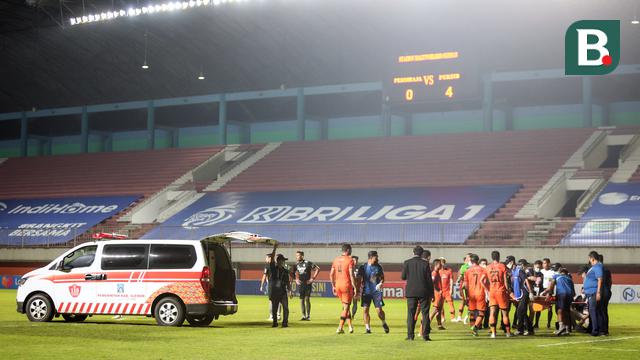 Foto: Kolaps Di Tengah Lapangan, Pemain Persiraja Dilarikan ke Rumah Sakit saat Melawan Persib Bandung