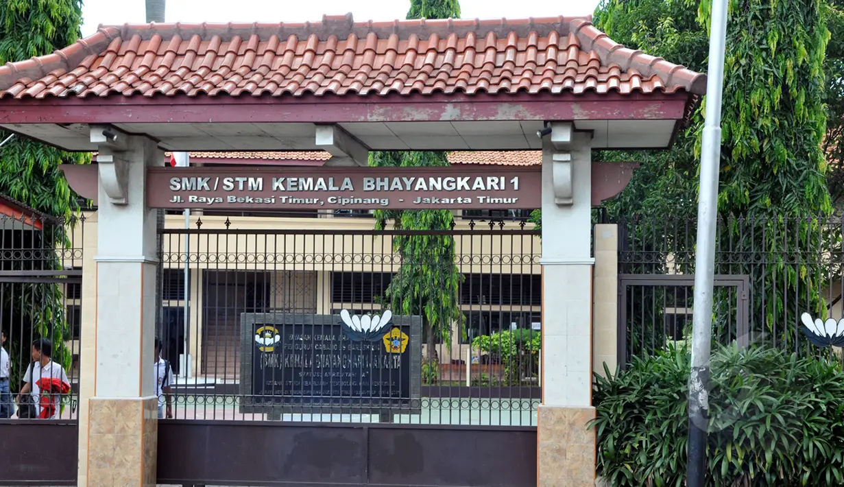 Almarhum Yoga Syahputra alias Olga pernah menimba ilmu di SMK Kemala Bhayangkari 1, Jakarta Timur. Tampak, SMK Kemala Bhayangkari 1 yang beralamat di Jalan Raya Bekasi Timur, Cipinang, Jakarta Timur, Senin (30/3/2015). (Liputan6.com/Panji Diksana)