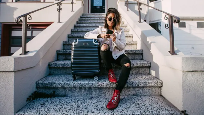 5 Fashion Item yang Nggak Cocok Dipakai Saat Long Flight