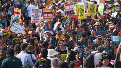 Suku-suku asli melakukan demonstrasi dalam aksi protes di tengah-tengah perhelatan Konferensi Tingkat Tinggi Perubahan Iklim PBB (COP30), di Belem, Brasil, Senin 17 November 2025. Ratusan orang dari suku-suku asli dan komunitas adat melakukan aksi unjuk rasa di tengah-tengah perhelatan Konferensi Tingkat Tinggi Perubahan Iklim PBB (COP30), di Belem, Brasil, Senin 17 November 2025. (AP Photo/Andre Penner)