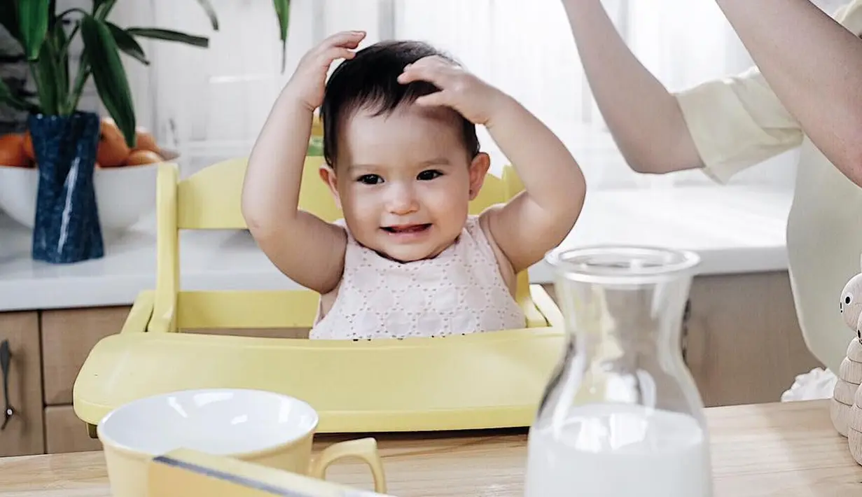 Karena sering tersenyum saat difoto, banyak warganet yang menyebut jika Alita merupakan sosok yang ramah. (Foto: instagram.com/alicenorin)