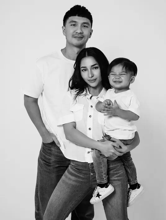Potret hitam-putih luar biasa keluarga kecil Nikita Willy. Ketiganya kompak memadukan atasan berwarna putih dengan celana jeans. [Foto: Instagram/nikitawillyofficial94]