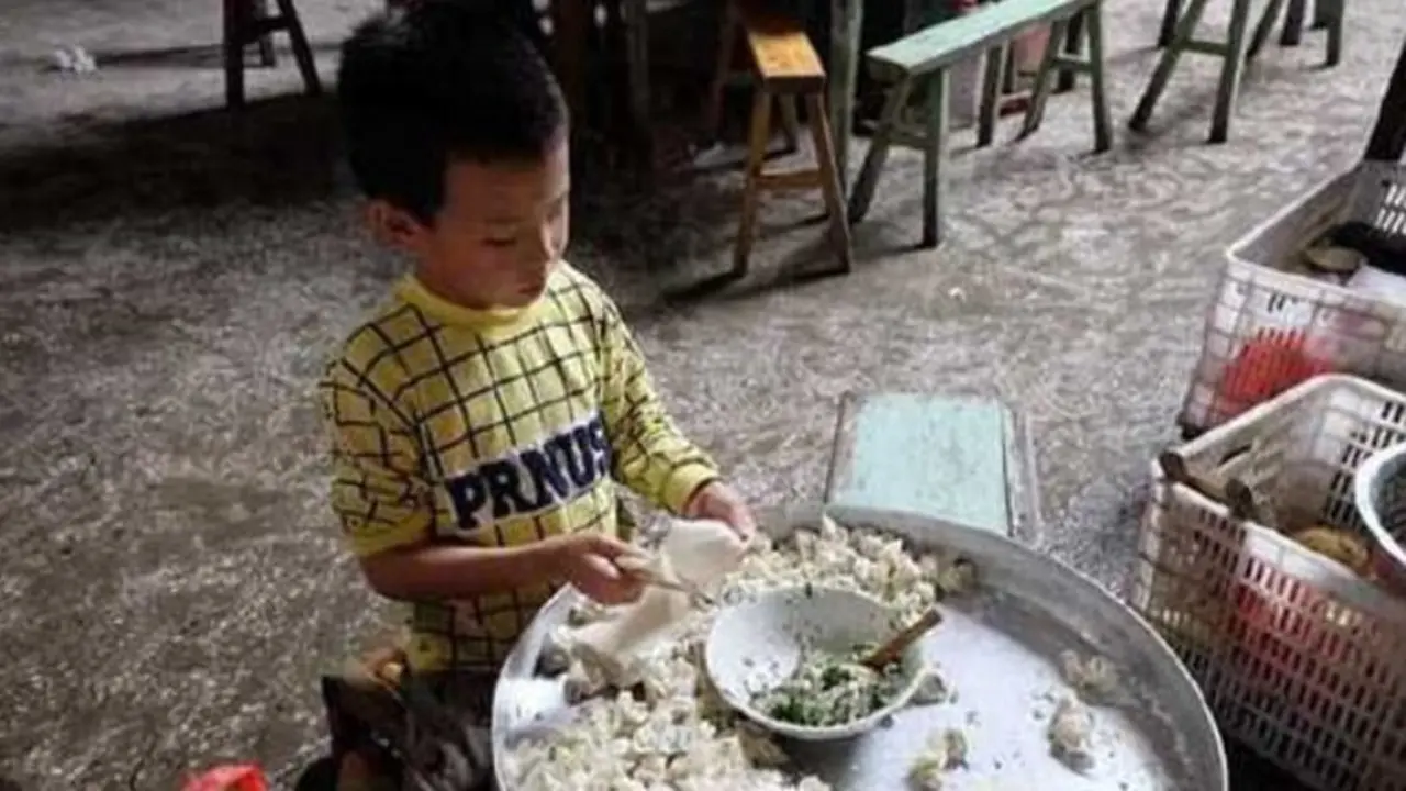 Haru, Bocah 8 Tahun Bantu Kakeknya Buat 10.000 Pangsit Sehari