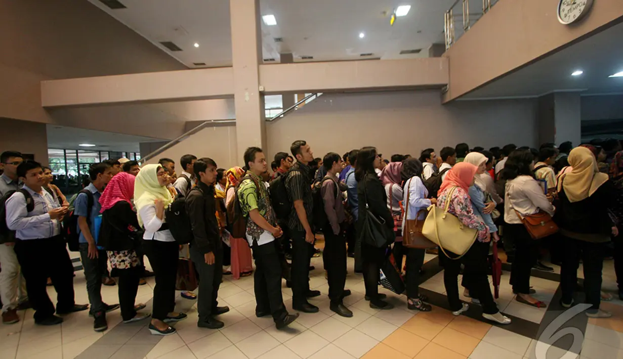Acara Job Fair tersebut berlangsung dari tanggal 6-7 Januari 2015 di Jakarta Spectacular Job Fair Istora Senayan, Jakarta, Selasa (6/1/2015). (Liputan6.com/Faizal Fanani)