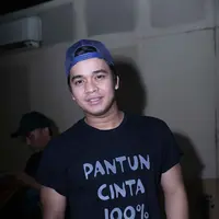 Billy Syahputra di live streaming lagu 'Pantun Cinta 100%'. (Nurwahyunan/Bintang.com)