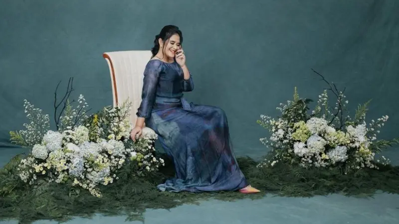 Gaya Anggun Kahiyang Ayu Pemotretan dengan Gaun Biru, Hasil Fotonya Seperti Lukisan