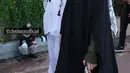 Zaskia Adya Mecca tampil dengan cadar hitam dan abaya hijaunya. Ia pun mengenakan sorban di atas kepala. [@zaskiaadyamecca]