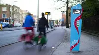 Pesepeda melewati Flo, alat yang membantu pengendara agar dapat mengejar lampu hijau dengan baik di Utrecht, Belanda (Springlab)