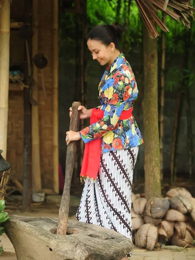 Tampil Bak Kembang Desa, Ini 7 Pemotretan Karina Nadila