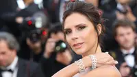 Perancang busana Inggris Victoria Beckham pose saat tiba pada 11 Mei, 2016 untuk upacara pembukaan Festival ke-69 Cannes Film di Cannes, Perancis selatan. (AFP PHOTO / Valery HACHE)