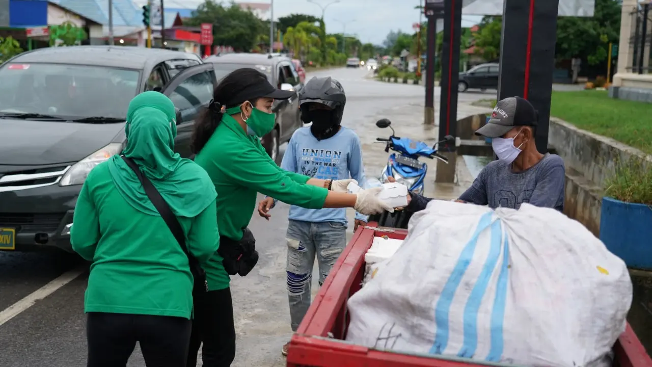 Kegiatan bagi takjil dan makanan buka puasa ramadan jajaran Korem 143 Halu Oleo di Kendari.(Foto Korem 143 Halu Oleo)