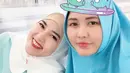 Lihat saja, senyuman begitu merekah saat berfoto bersama adiknya saat ibadah umrah. (Foto: instagram.com/viavallen)