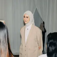 Sebagai seorang pebisnis, Paula tetap mempertahankan gaya elegannya yang khas. Ia kerap terlihat mengenakan blazer, yang menjadi simbol perempuan modern yang kuat, percaya diri, dan profesional. [@paula_verhoeven].