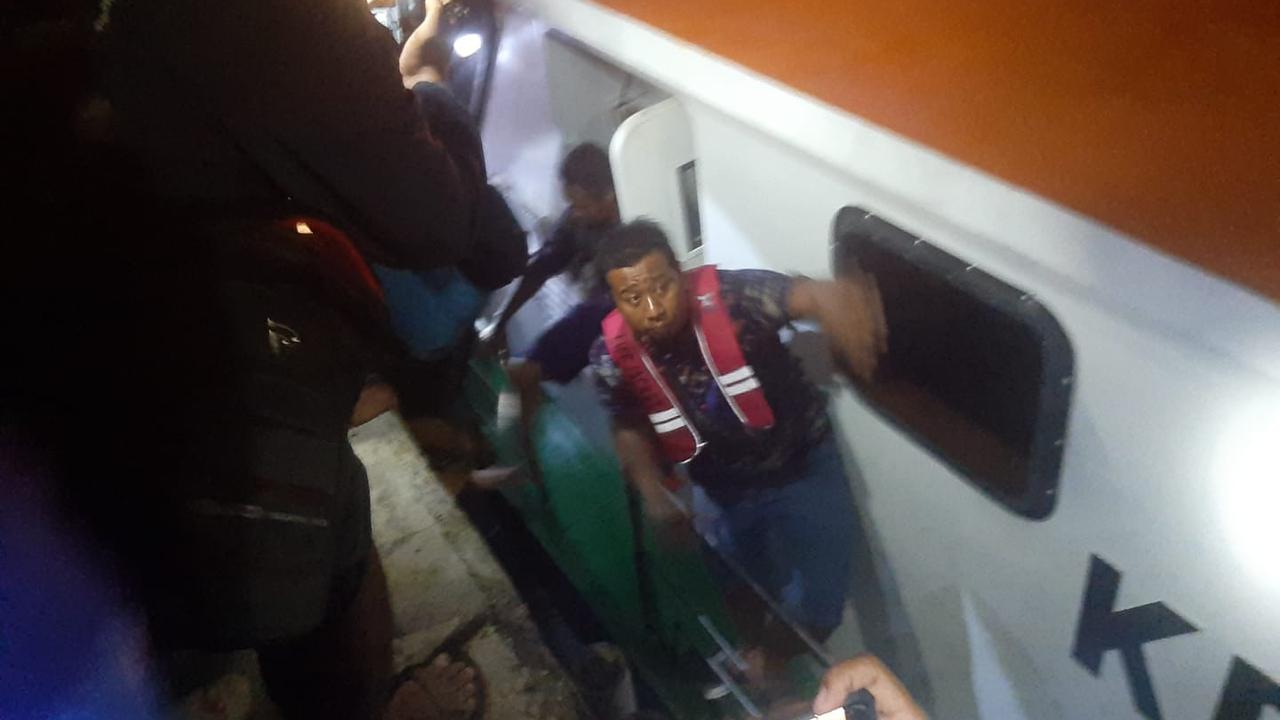 Proses evakuasi kapal karam KLM Tunas Abadi (Istimewa)